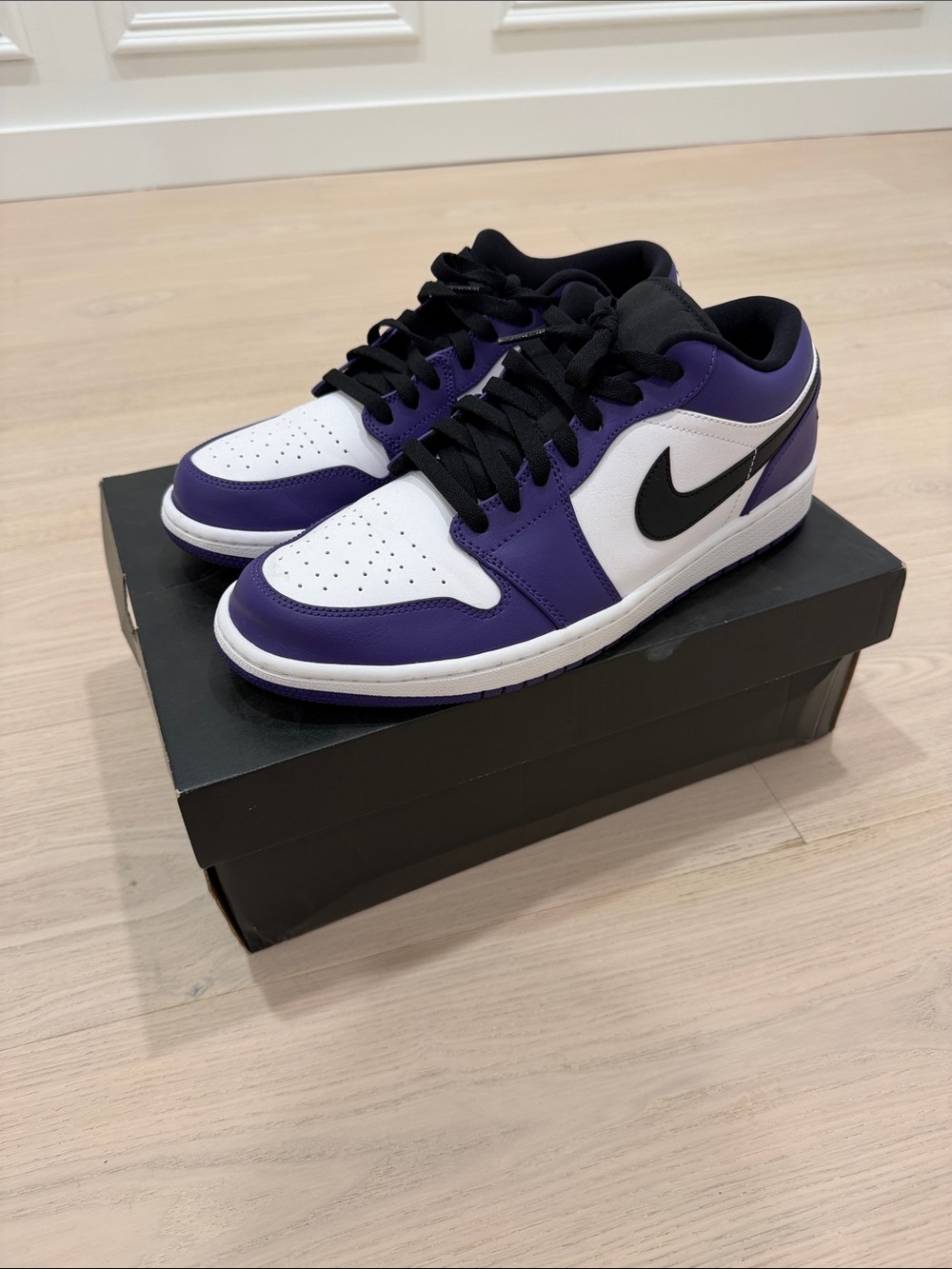 Nike Low-Top Sneakers in White, Purple and Black